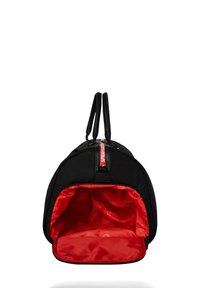 Bolsa negra con forma redondeada, forro interior rojo, doble asa negra y cremallera con tirador rojo. Tejido exterior texturizado.