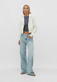 Stradivarius CROPPED  - Mikina so zipsom - white