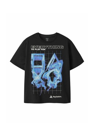 Sort t-shirt med blå styliserede PlayStation-symboler, et gitterbaggrund, teksten "ALT AT SPILLE FOR" og PlayStation-logoet nederst.
