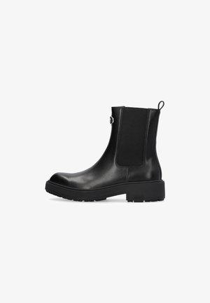 Schwarze Stiefeletten aus glänzendem Leder mit elastischen Seitenpaneelen, runder Fußspitze und einer dicken Gummisohle, ausgestattet mit einer Zuglasche an der Rückseite.