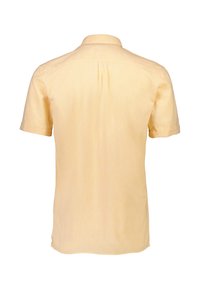 Korte mouwen, lichtgele linnen shirt met een standaard kraag, voorzien van een ruginzet en een gladde textuur. Geen zichtbare patronen of accenten.