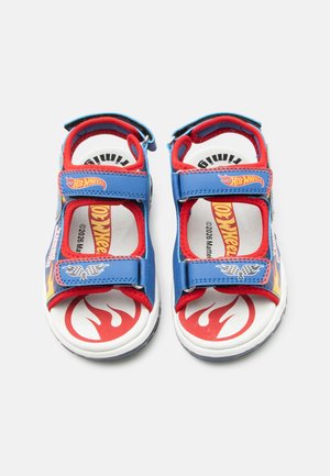 Niebiesko-czerwone sandały Hot Wheels dla dzieci z wzorami płomieni na podeszwach i regulowanymi paskami na rzep.