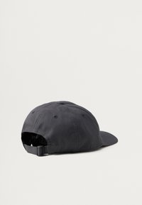 Casquette de baseball en tissu noir avec une visière incurvée, une sangle réglable à l'arrière et des trous de ventilation. Design simple avec une finition mate.