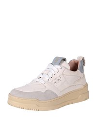 Sneaker bianco e grigio con tomaia testurizzata, dotata di una suola chunky color crema, lacci piatti e un'etichetta sul tallone. Logo del marchio visibile.