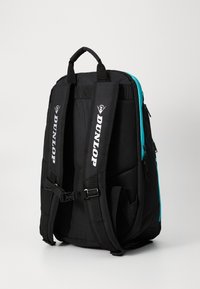 Schwarzer Rucksack mit türkisfarbenen Akzenten, gepolsterten Trägern und Mesh-Details. Verfügt über einen oberen Griff und mehrere Reißverschlussfächer.