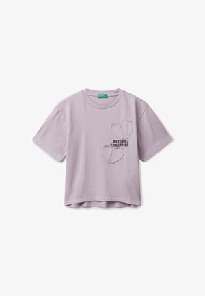 Fialové bavlněné tričko s krátkým rukávem, zdobené vyšitým designem rozbitého srdce a textem "LEPŠÍ SPOLU" v kontrastní barvě.