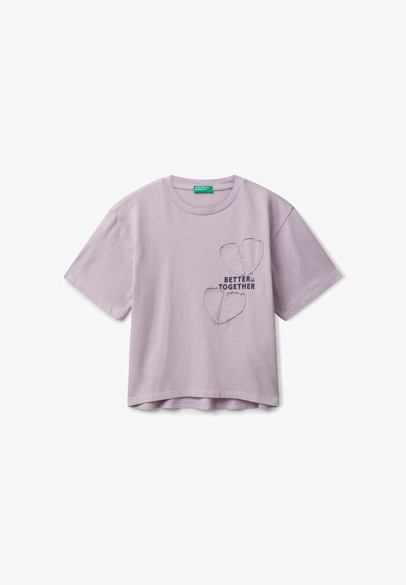 Fialové bavlněné tričko s krátkým rukávem, zdobené vyšitým designem rozbitého srdce a textem "LEPŠÍ SPOLU" v kontrastní barvě.