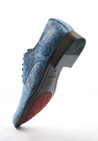 Blauwe leren schoen met een paisleypatroon, ronde neus, vetersluiting, bruine hak en een rode rubberen zool met een gestructureerd gripdetail.
