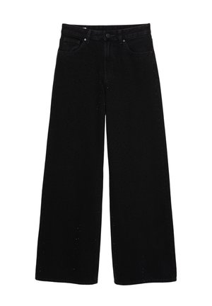 Jeanși negri cu picioare largi, dintr-un material denim rezistent, prezentând perforații subtile, un sistem de închidere cu buton și fermoar, și un design tradițional cu cinci buzunare.