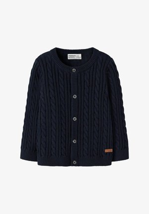 Tamsiai mėlynas megztas kardiganas su kabelių raštu, apvalia iškirpte, šešiais mygtukais priekyje ir audinio etiketė žemiau dešinės pusės.