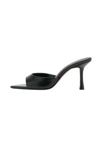 Mules noirs en cuir à bout ouvert avec un design courbé et un talon aiguille. Texture lisse et style minimaliste, avec une découpe à l'avant.