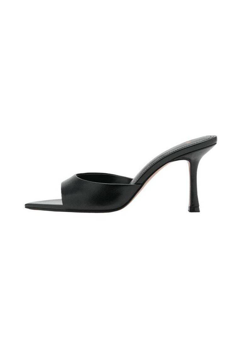 Mules noirs en cuir à bout ouvert avec un design courbé et un talon aiguille. Texture lisse et style minimaliste, avec une découpe à l'avant.