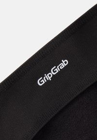 Juodas tekstilinis diržas su tekstūruota paviršiumi, kuriame matomas baltas "GripGrab" logotipas. Kraštai kruopščiai siuvinėti, kad būtų užtikrintas patvarumas.