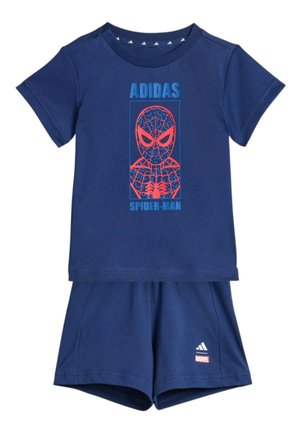Completo Adidas per bambini blu navy con grafica di Spider-Man sulla maglietta e loghi Adidas e Marvel sui pantaloncini.