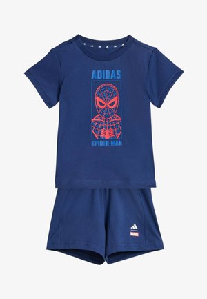 Conjunto infantil de Adidas azul marino con gráfico de Spider-Man en la camiseta y logotipos de Adidas y Marvel en los pantalones cortos.