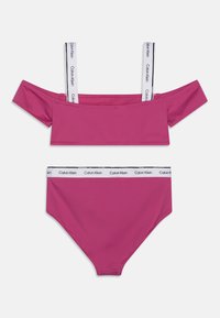Rózsaszín, két darabból álló bikini szett, amelynek része egy rövid, váll nélküli felső logós pántokkal és magas derekú alsó rész logós derékkal. Simogató textúra.