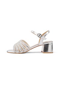Sandali argentati con tacco a blocco, caratterizzati da un design open-toe, multiple cinture verticali e dettagli decorativi in metallo.