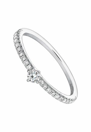 Anillo delgado de plata con una fila de pequeños diamantes y un diamante central redondo más grande en un engaste de cuatro puntas.