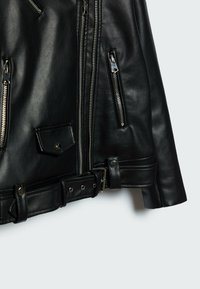 Czarna skórzana kurtka z wieloma srebrnymi zamkami błyskawicznymi, kieszenią na zatrzask i paskiem w talii. Charakteryzuje się gładką teksturą i dopasowanym krojem.