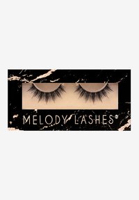 Fransförlängningar i ett klart plastfack med en ask i marmorutförande i svart och guld. Texten lyder "MELODY LASHES." Texturen är mjuk och lagerpålagd.