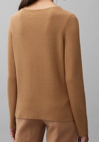 Brązowy sweter dziany z teksturowanym wykończeniem, z szerokim dekoltem i długimi rękawami, widoczny z tyłu na szarym tle.