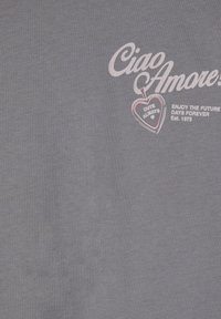Szara bawełniana koszulka z różowym napisem "Ciao Amore" i grafiką serca. Napis zawiera "CUTE ALWAYS" oraz "ENJOY THE FUTURE DAYS FOREVER."