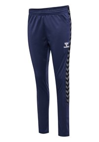 Granatowe spodnie sportowe wykonane z gładkiego materiału, z czarnym wzorem w kształcie szewronu wzdłuż boków oraz białym logo z przodu.