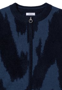 Blaues Zip-Up-Cardigan mit einem strukturierten, flauschigen Muster, geripptem Halsausschnitt und einem runden Reißverschlussgriff. Der Stoff hat eine Mischung aus dunklen und hellen Blautönen.