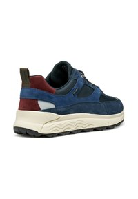 Sneaker in suede blu e bordeaux con una linguetta in rete nera testurizzata, suola in gomma beige e un tassello sul tallone per facilitare l'indossamento.