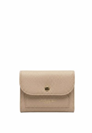 Portefeuille en cuir beige texturé avec rabat et bouton doré, portant l'inscription "Lancaster Paris" embossée en or sur la poche avant.