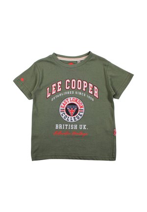 T-shirt à manches courtes vert olive avec les inscriptions "Lee Cooper", "East London College" et "British UK", ainsi qu'un logo circulaire avec un motif Union Jack.
