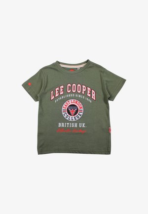 T-shirt à manches courtes vert olive avec les inscriptions "Lee Cooper", "East London College" et "British UK", ainsi qu'un logo circulaire avec un motif Union Jack.