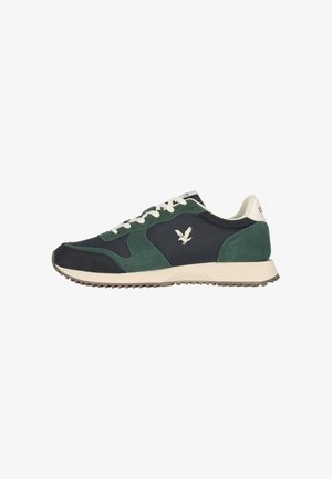 Dunkelgrüner und schwarzer Sneaker mit weißen Schnürsenkeln, beiger Sohle und einem Adler-Logo an der Seite, von der Außenseite gezeigt.