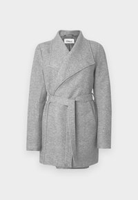 Γκρι παλτό με ζώνη, που ξεχωρίζει για το φαρδύ γιακά, τα μακριά μανίκια και τη ζώνη που ταιριάζει. Κατασκευασμένο από απαλό υλικό χωρίς ορατά σχέδια ή μεταλλικά στοιχεία.