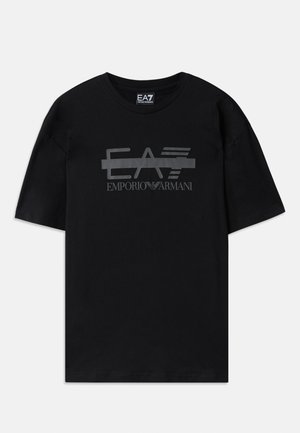 Svart bomulls t-shirt med rund halsringning och korta ärmar. Har en glansig svart logotyp "EA7 EMPORIO ARMANI" tryckt på framsidan.