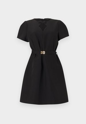 Schwarzes kurzärmeliges A-Linien-Kleid mit kleinem Schleifenbesatz vorne, dreieckigem Ausschnitt, seitlichen Taschen und einem schmalen Gürtel mit goldener Doppel-B-Schnalle.