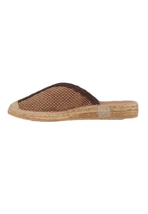 Mule marrone intrecciato slip-on con suola in juta intrecciata e punta arrotondata, mostrato di profilo su sfondo bianco.
