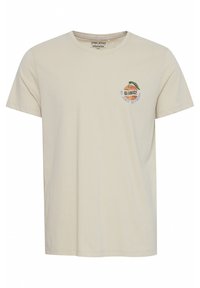 Beige bomulds t-shirt med korte ærmer og rund halsudskæring. Har et farverigt broderet design af en appelsin med tekst nedenunder.
