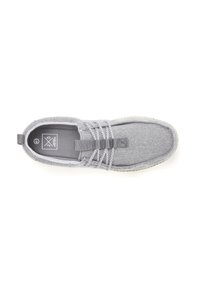 Grauer Stoff-Slipper mit strukturiertem Obermaterial, elastischen Schnürsenkeln und leichter Sohle. Verfügt über eine Zuglasche hinten für einfaches An- und Ausziehen.