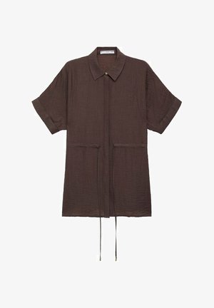 Brązowa koszula z krótkim rękawem, wykonana z teksturowanej tkaniny, z kołnierzykiem zapinanym na guziki, dwiema przednimi kieszeniami oraz detalem związywania w talii.