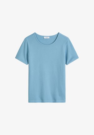 T-shirt bleu clair à manches courtes avec encolure ronde, texture côtelée et étiquette visible au niveau de la nuque.