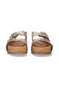Sandalias de plataforma trenzadas en tono marrón claro con dos correas que presentan detalles transparentes y una base beige suave. Suela de goma para un mejor agarre.