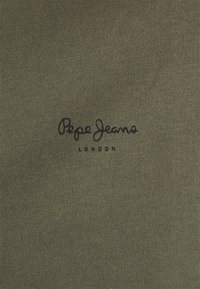 Tessuto verde oliva caratterizzato da una texture a righe, con il logo nero "Pepe Jeans London" ben in evidenza.