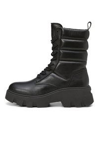Schwarze Lederstiefeletten mit einer klobigen Sohle, gepolsterten Seiten, Schnürverschluss und Zuglasche; glatte Textur mit leichtem Glanz.