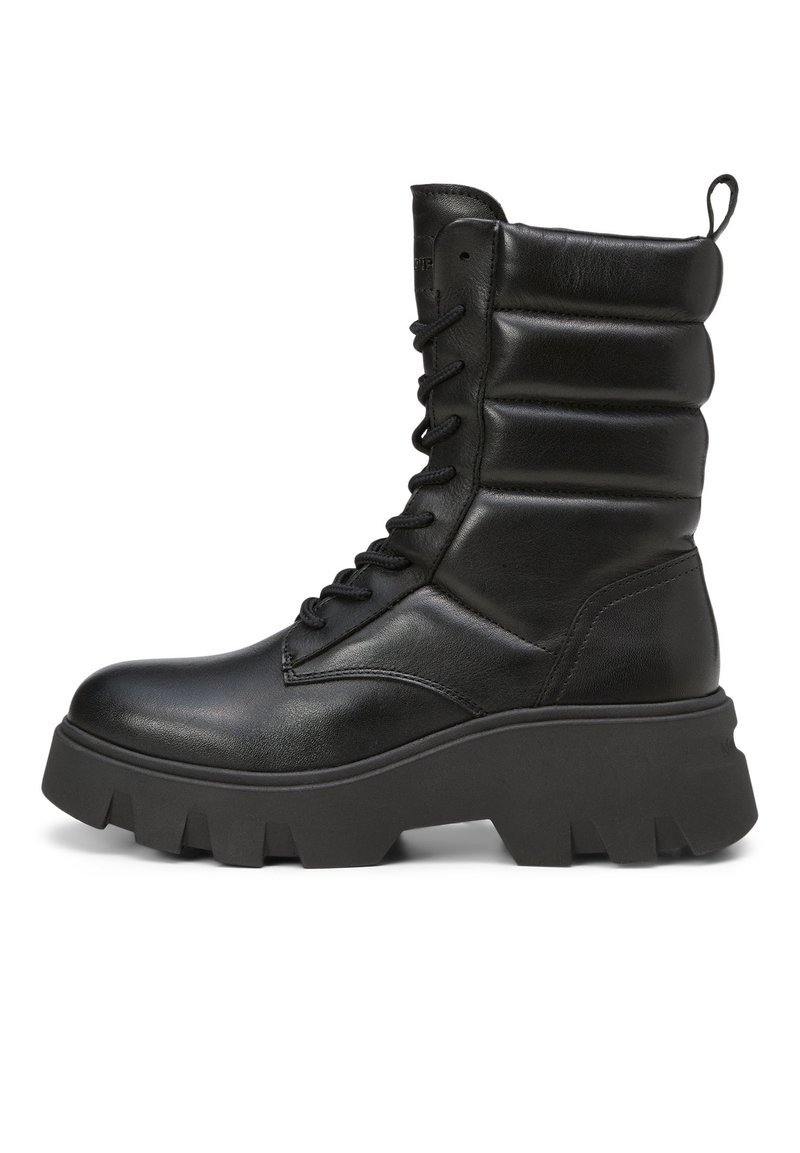 Schwarze Lederstiefeletten mit einer klobigen Sohle, gepolsterten Seiten, Schnürverschluss und Zuglasche; glatte Textur mit leichtem Glanz.