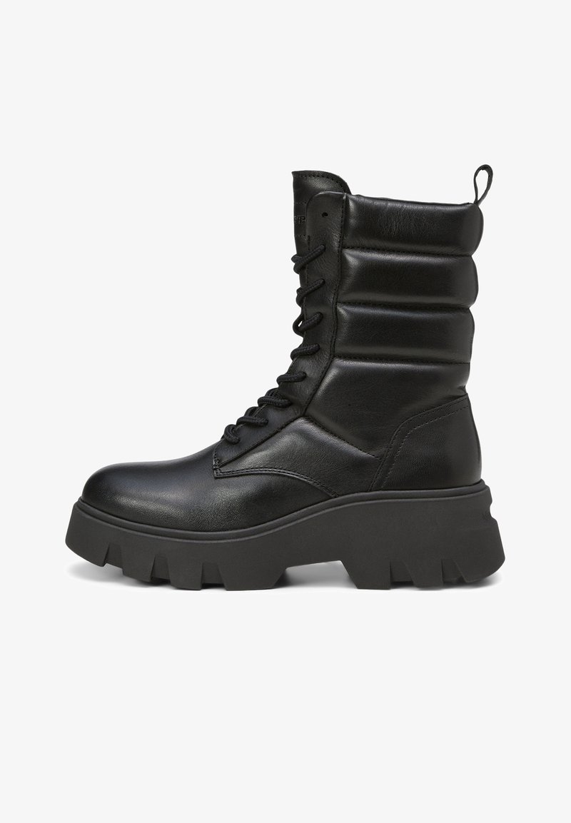 Schwarze Lederstiefeletten mit einer klobigen Sohle, gepolsterten Seiten, Schnürverschluss und Zuglasche; glatte Textur mit leichtem Glanz.