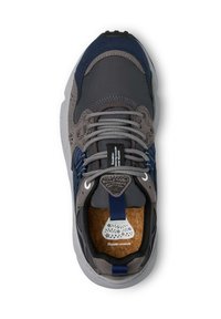 Sneaker grigio e blu nave con materiali misti, tra cui tessuto sintetico e accenti testurizzati. Caratterizzato da una soletta stampata e lacci robusti.