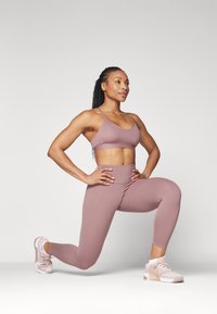 Nike Performance INDY BRA - Neliela atbalsta sporta krūšturis - smokey mauve