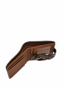 Portefeuille en cuir marron avec plusieurs emplacements pour cartes, une fenêtre d'identification transparente et une sangle marron foncé avec un détail de boucle dorée.