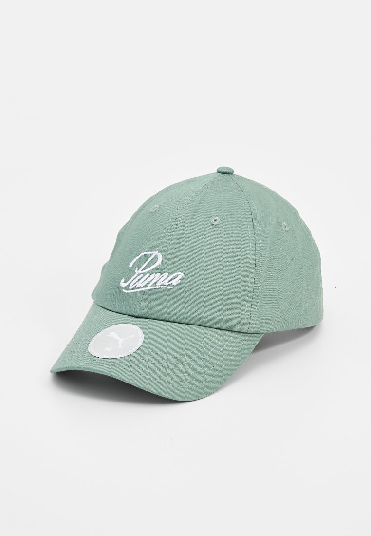 Casquette de baseball en coton vert avec un dos réglable, ornée du logo "Puma" brodé en blanc et d'un patch circulaire gris sur la visière.